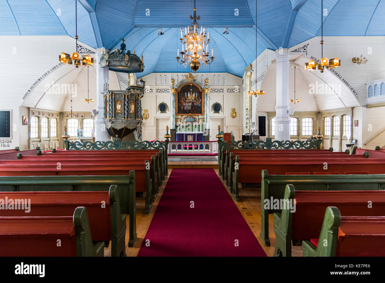 Interior de la Iglesia Arjeplog, la bonita iglesia; Rosa Arjeplog, el condado de Norrbotten, Suecia Foto de stock