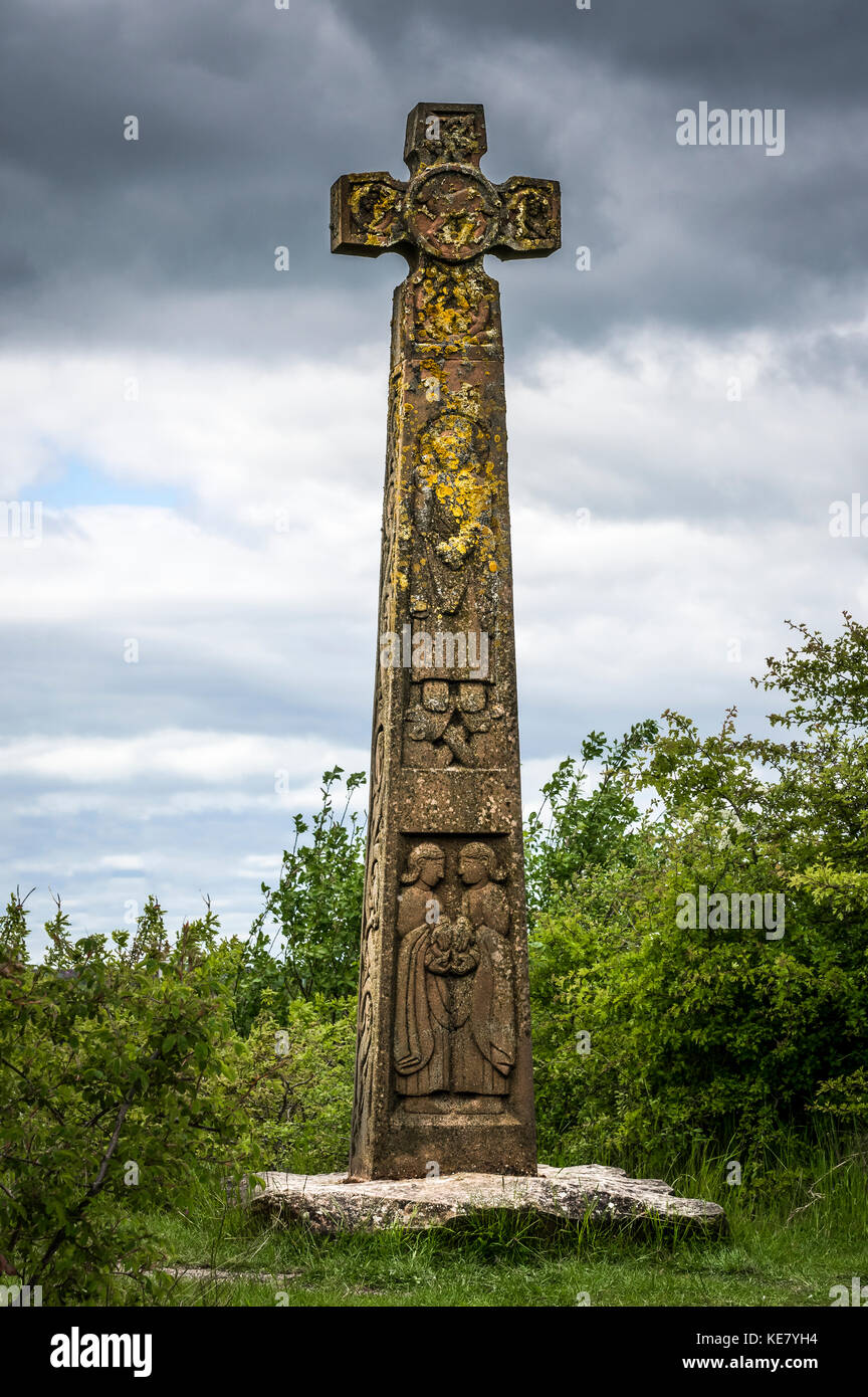 Cruz de Northumberland en Jarrow Hall, diseñado y esculpido por Keith Ashford (1996-7), inspirado por el siglo VIII, cruces de piedra encontradas en Northumberland Foto de stock