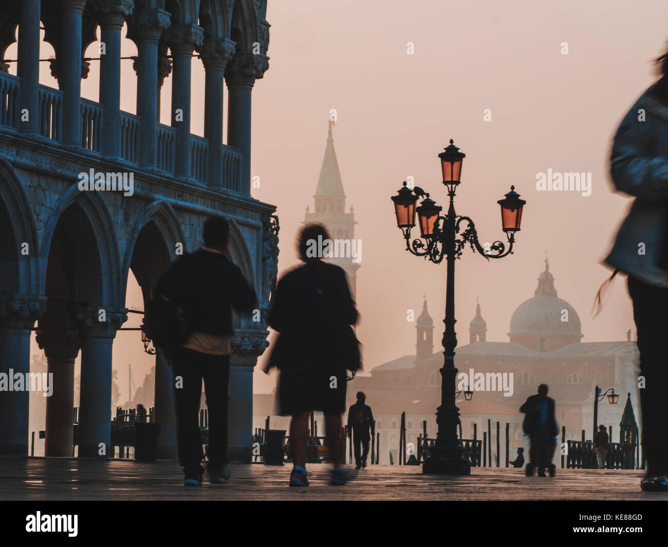Venecia, vista de la Piazza San Marco, una gran cantidad de turistas, la niebla Foto de stock