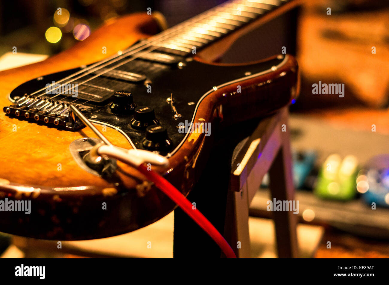 Guitarra eléctrica y borroso fondo liso Foto de stock