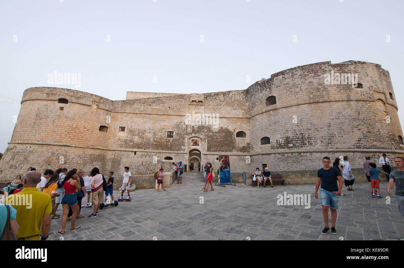 Otranto, Italia - Julio 24, 2017: la gente en frente del castillo de Monti de Corigliano d'otranto, que a menudo se utiliza para exposiciones y eventos Foto de stock
