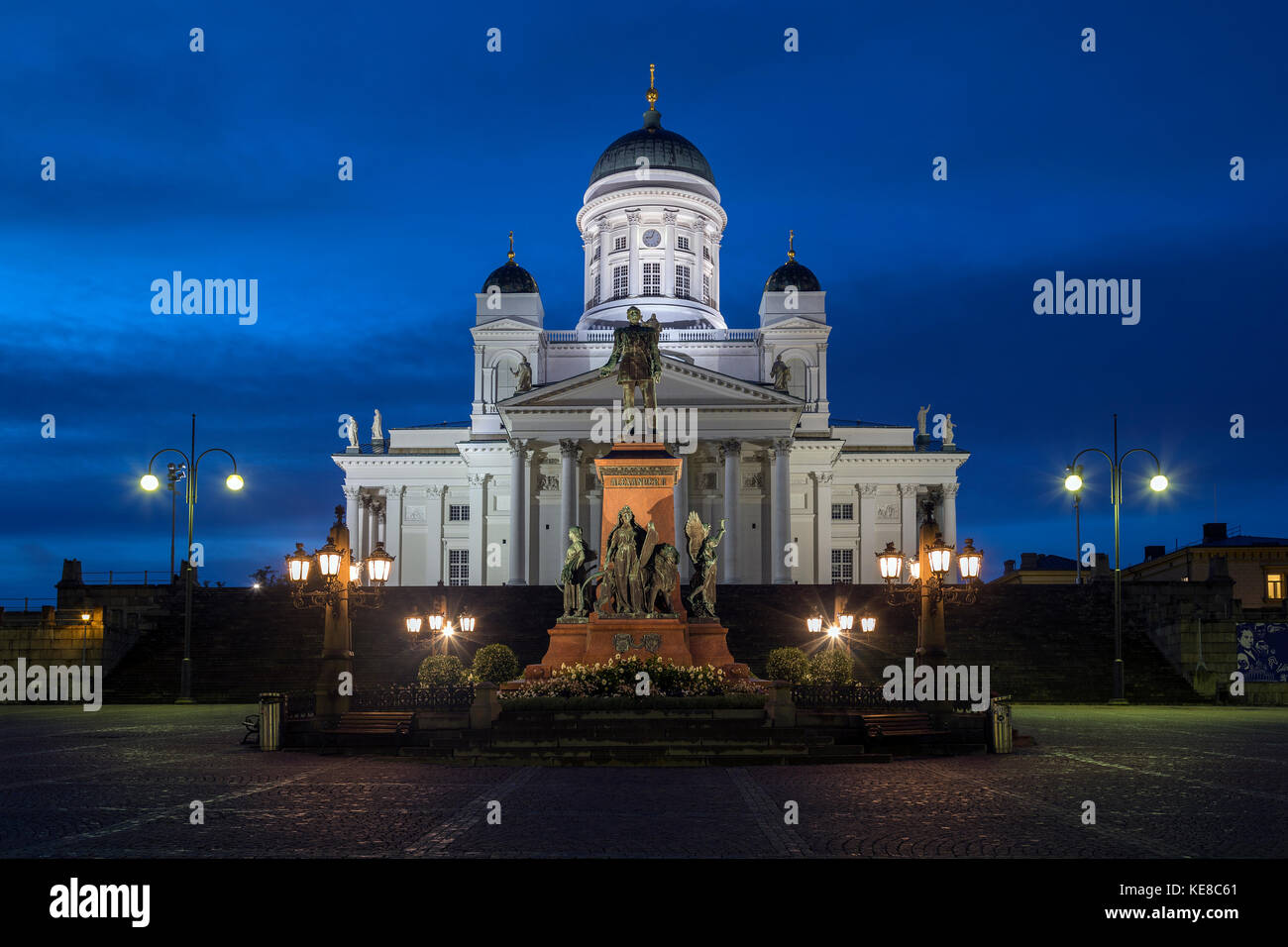 Catedral de Helsinki en la plaza del senado en Helsinki, Finlandia. La iglesia fue construido entre 1830-1852 como un homenaje al gran duque de Finlandia, tsar nicho Foto de stock
