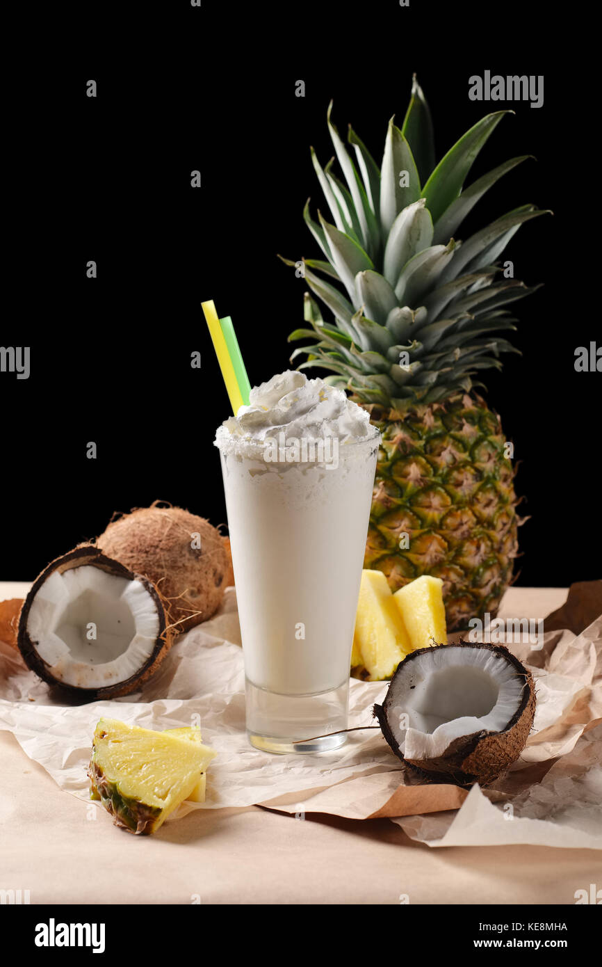 Jugo de piña con leche de coco fotografías e imágenes de alta resolución -  Alamy