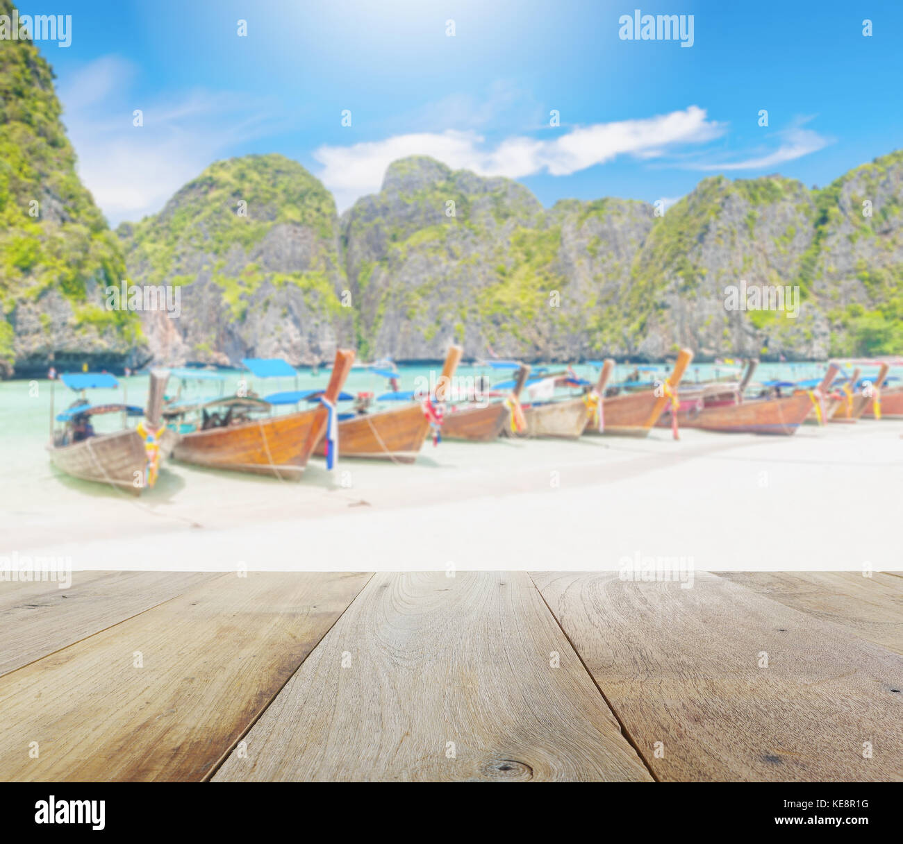 Una plataforma de madera con larga cola borrosa barco sobre la playa de arena blanca en la bahía de maya, la isla de Phi Phi leh, Krabi-Tailandia Foto de stock