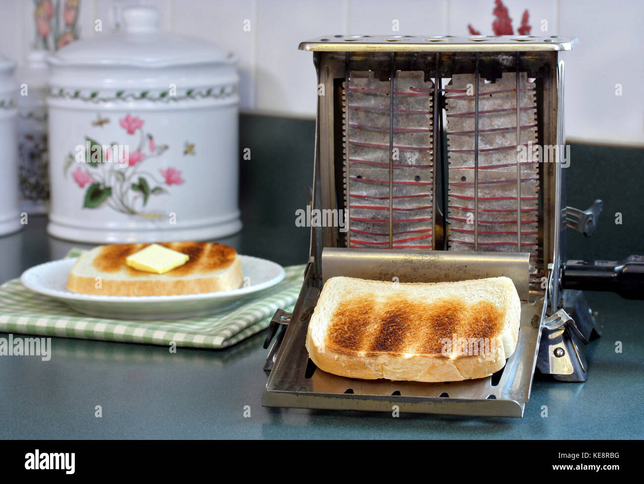 Una antigua tostadora, con tostadas, en una cocina Fotografía de stock -  Alamy