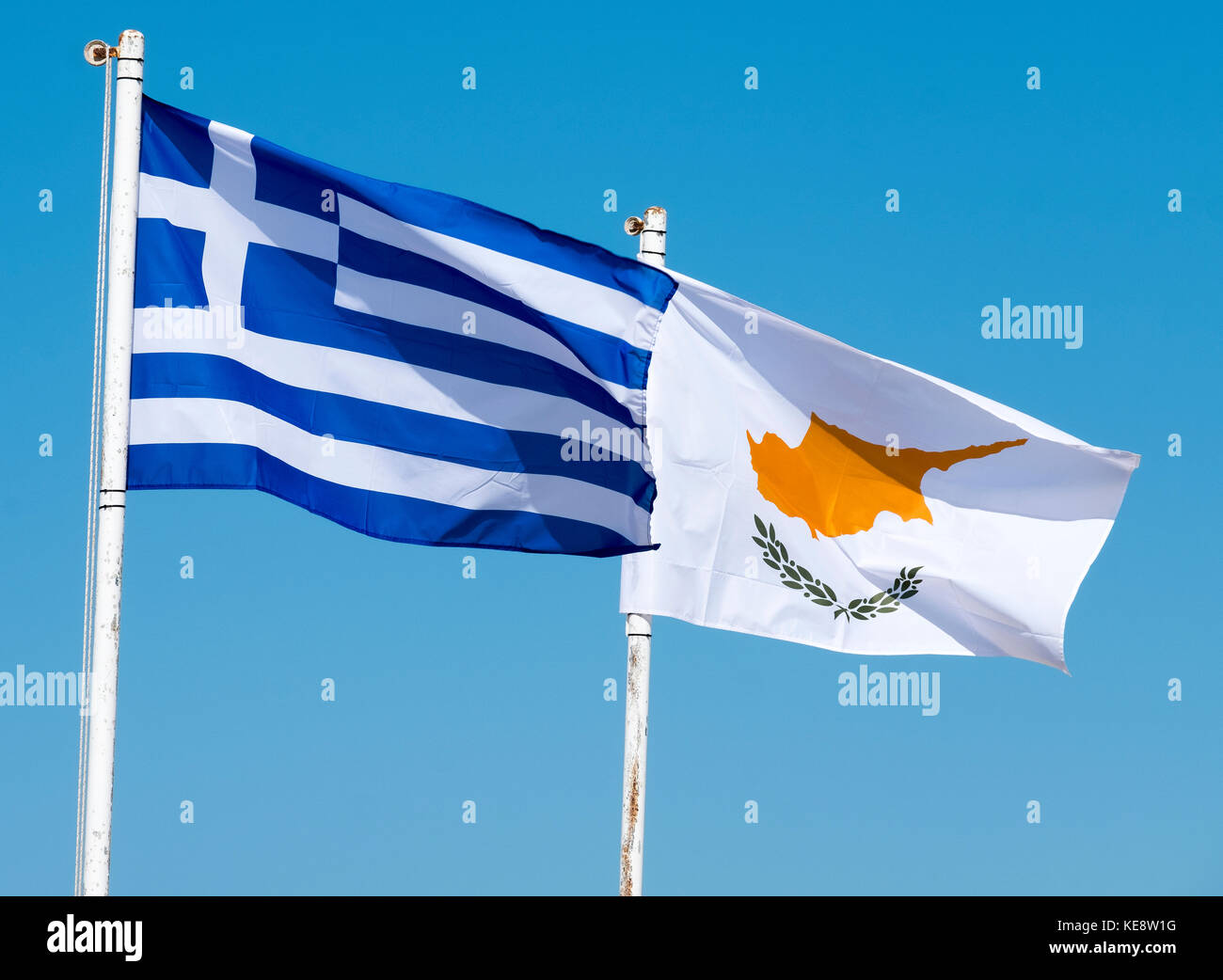 Las banderas de Grecia y Chipre flutter contra un cielo azul en Paphos, Chipre. Foto de stock