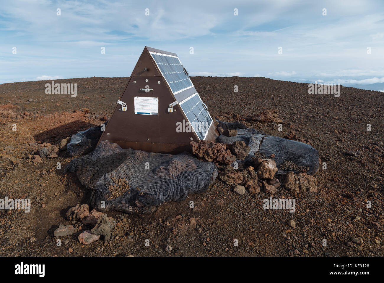 Estación de medición en la cumbre, el Volcán Hekla, en el sur de Islandia, Islandia Foto de stock