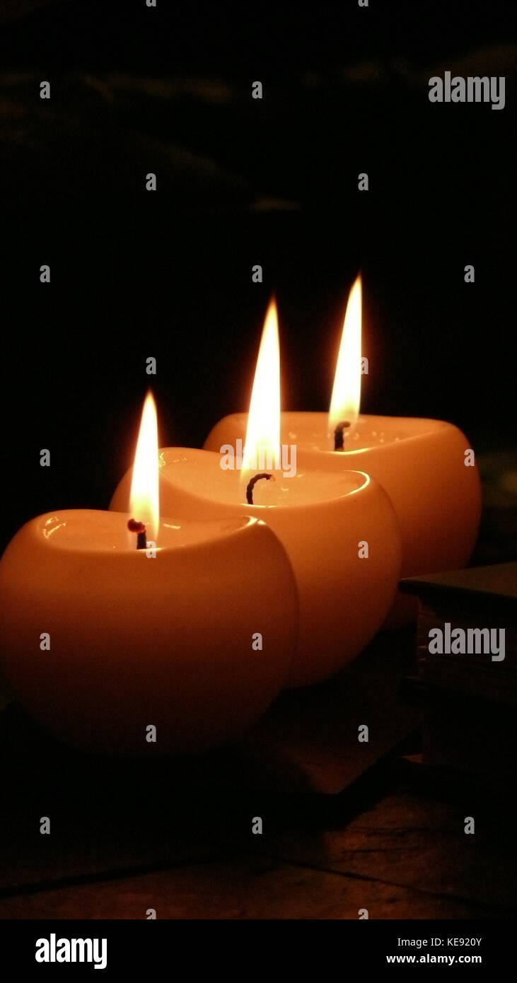 Tres velas fotografías e imágenes de alta resolución - Página 8 - Alamy