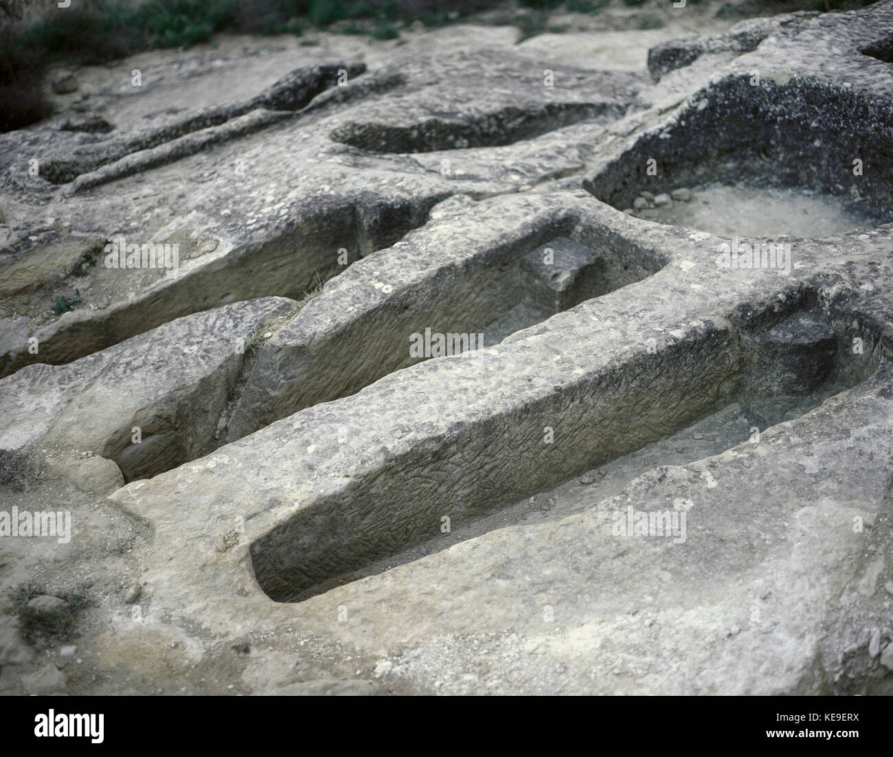 Necrópolis de tumbas antropomórficas, fechadas entre los siglos 10th-14th, situado junto a la iglesia románica de Santa Maria de la piscina Foto de stock
