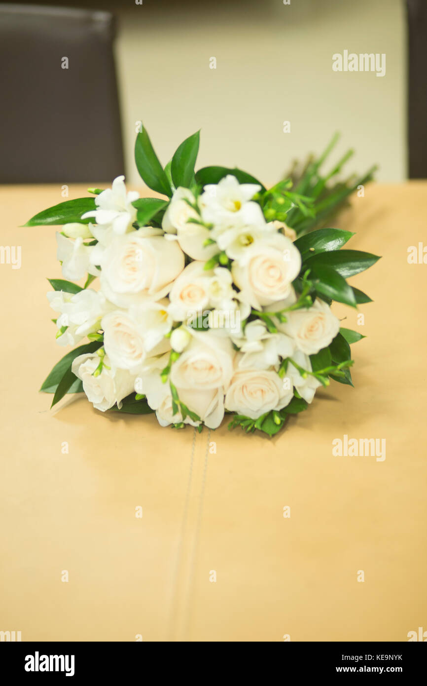 Ceremonia de boda civil no religiosa registro de oficina un de flores de novia Fotografía de stock - Alamy