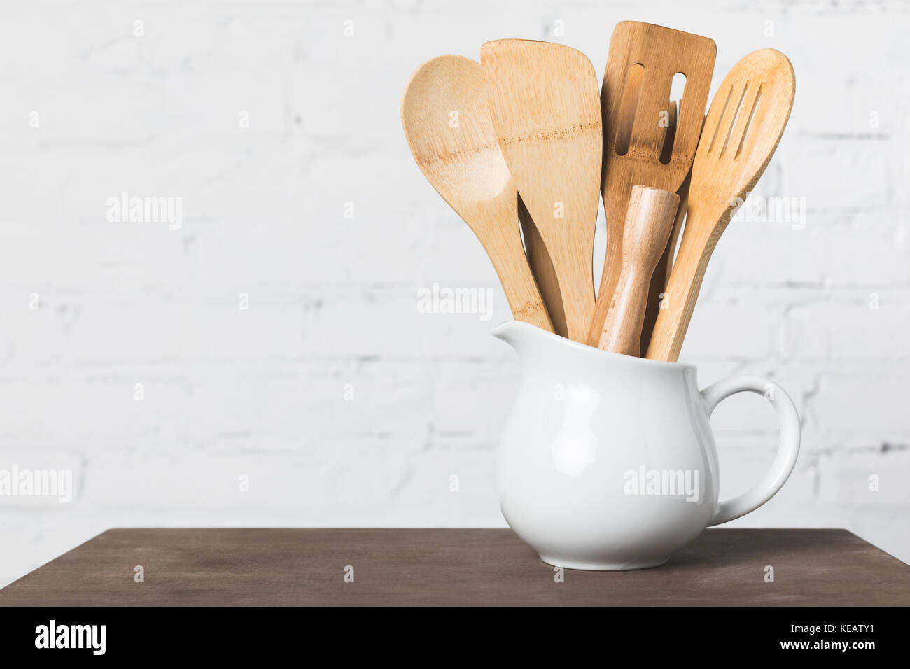 Juego de cocinar rojo utensilios de cocina y vajilla. Las ollas y sartenes  en la mesa de madera. 3D rendering Fotografía de stock - Alamy