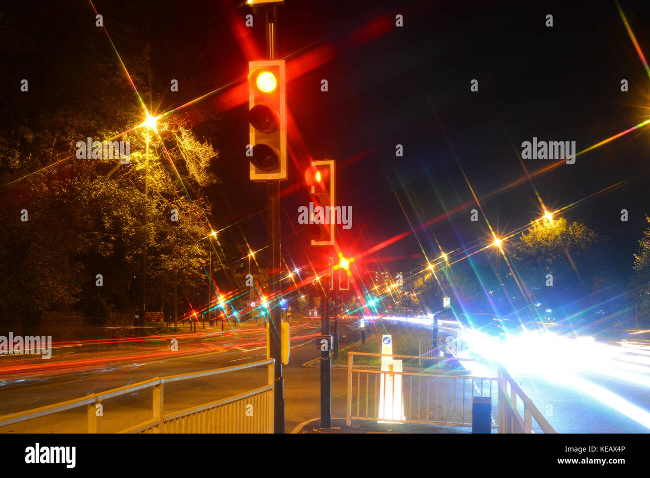 El tiempo de exposición semáforo rojo de parada de noche Leeds, Reino Unido Foto de stock