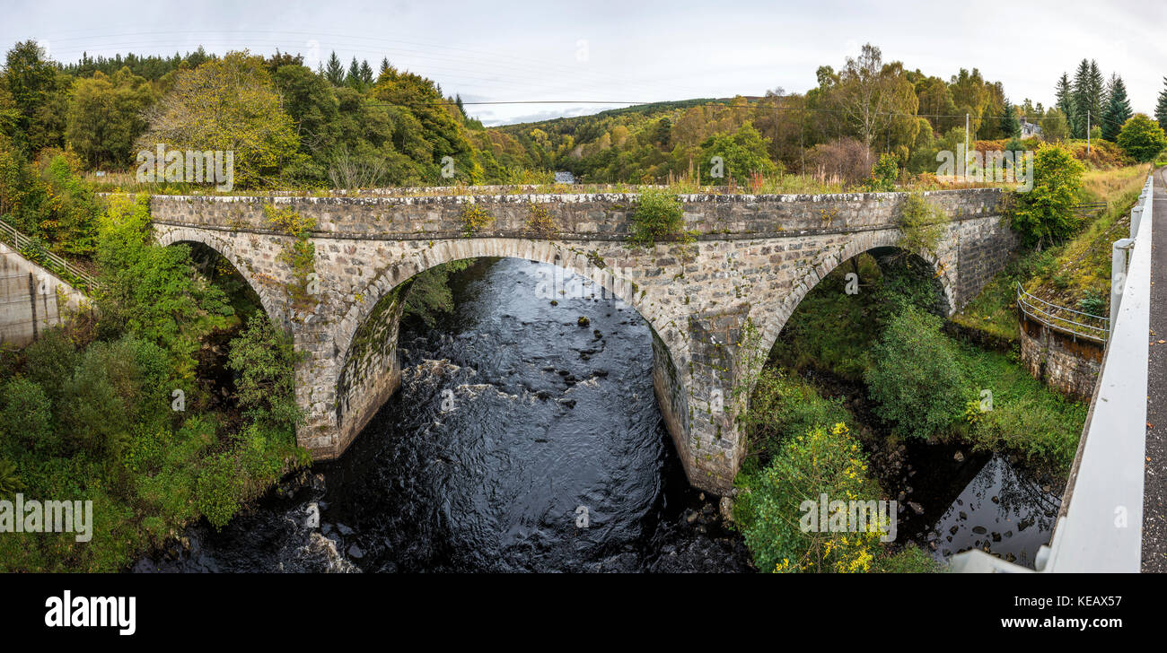 Strath Shin puente viejo, Sutherland, Tierras Altas de Escocia, Reino Unido Foto de stock