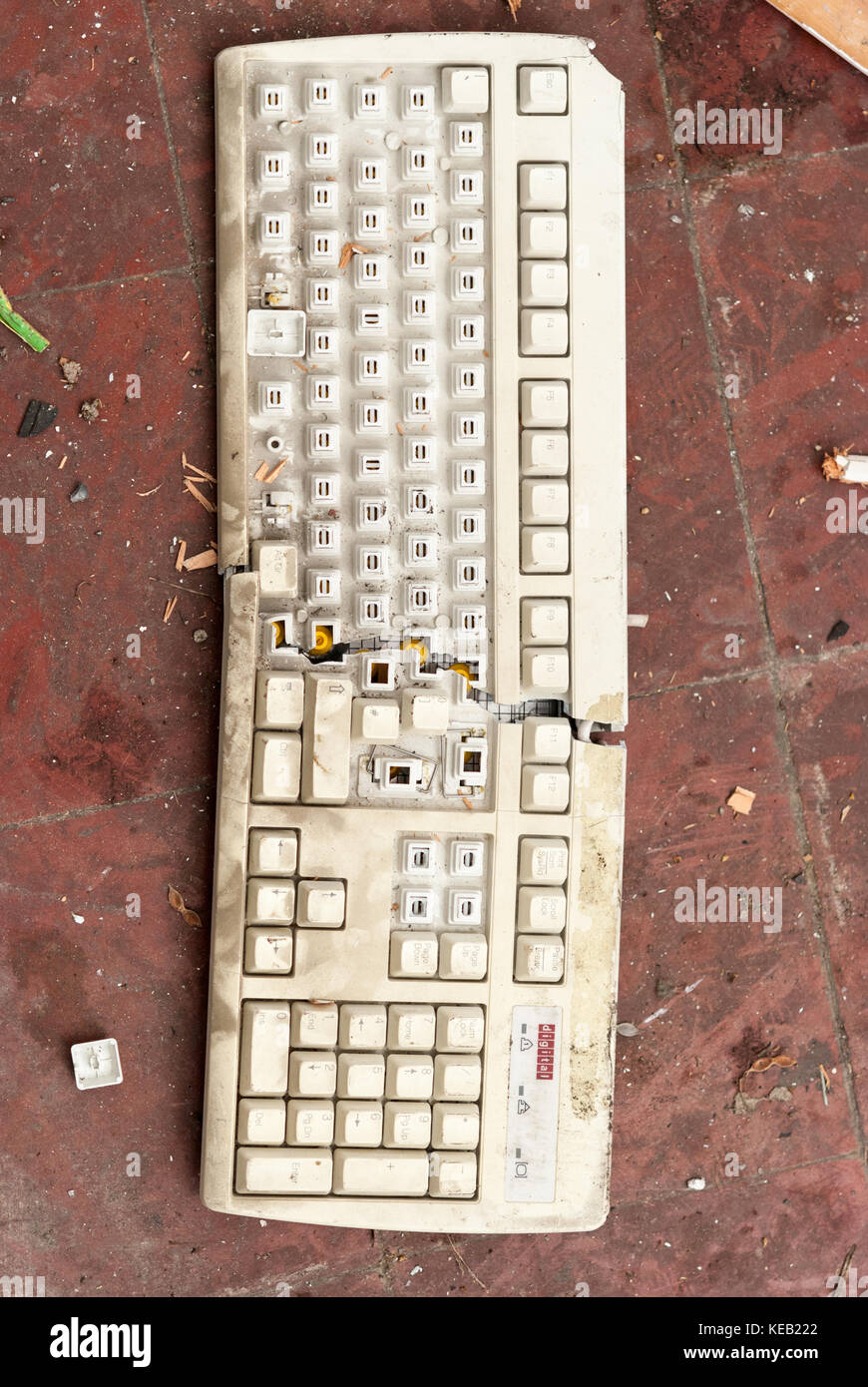 Antiguos teclados de ordenador PC rotas Foto de stock