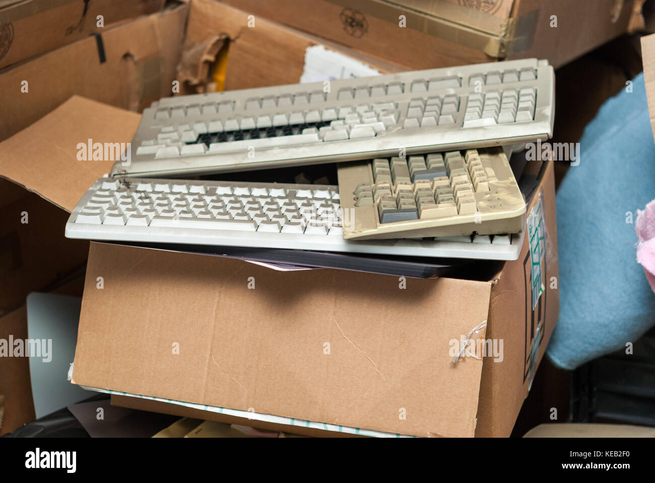 Antiguos teclados de ordenador PC rotas Foto de stock
