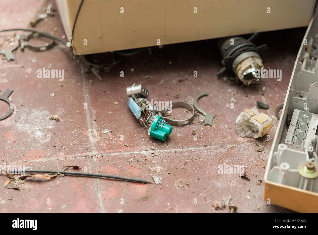 Viejo Roto Ordenadores Y Monitores De Ordenador Crt Pantallas Fotografia De Stock Alamy