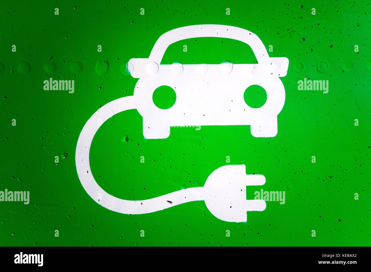 Y verde, mientras que la estación de carga de coches eléctricos en un símbolo gráfico. Foto de stock