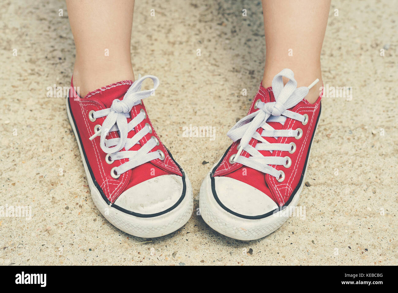 Niño con sneakers. Niño con zapatillas rojas con sneakers niño. Niño con  zapatillas rojas Fotografía de stock - Alamy