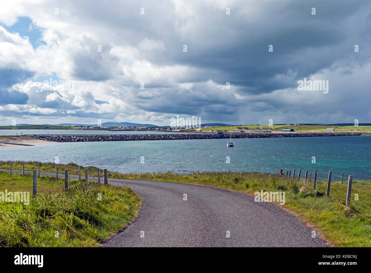 Ver al pequeño asentamiento Holm sobre las Islas Orcadas en Escocia continental Reino Unido con una barrera de Churchill como se ve desde la isla Lamb Holm sobre un961 Foto de stock