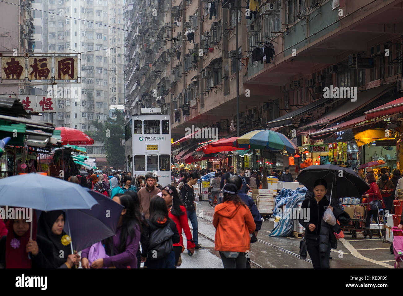 El tranvía pasa por chun yeung Street market en North Point en Hong Kong un domingo por la mañana húmeda Foto de stock