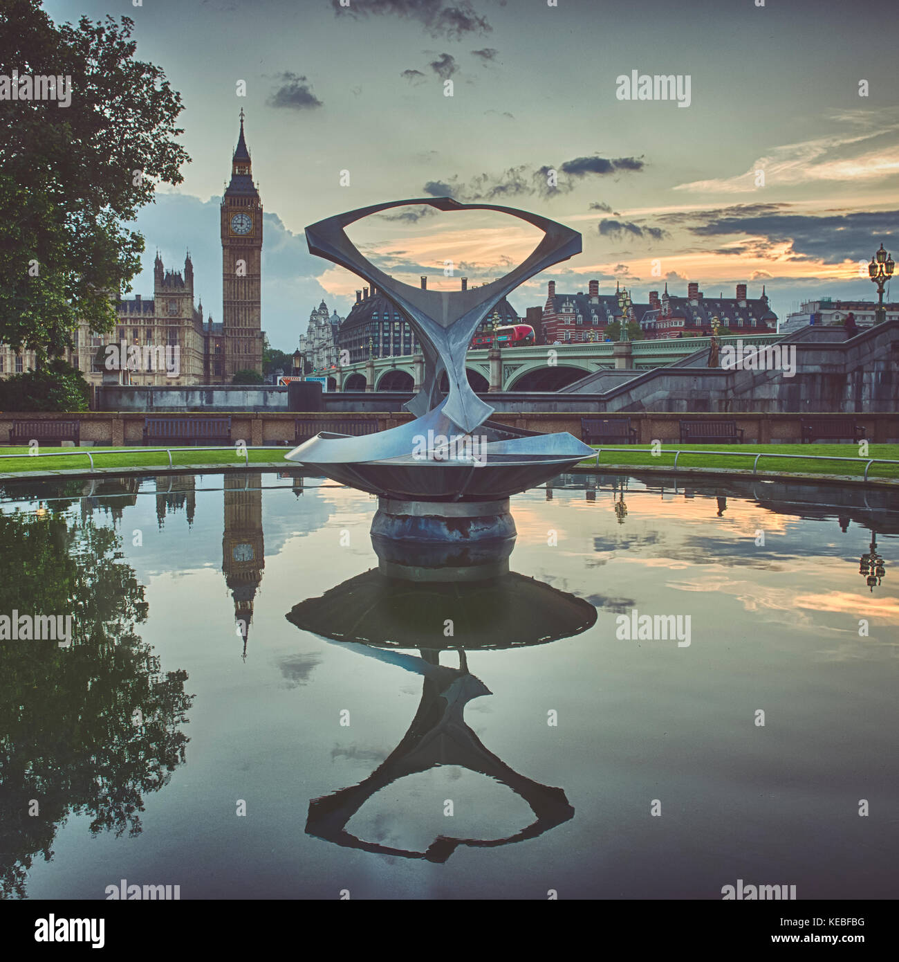 Las Casas del Parlamento se refleja en una fuente, estanque, cruzando el río Támesis Foto de stock