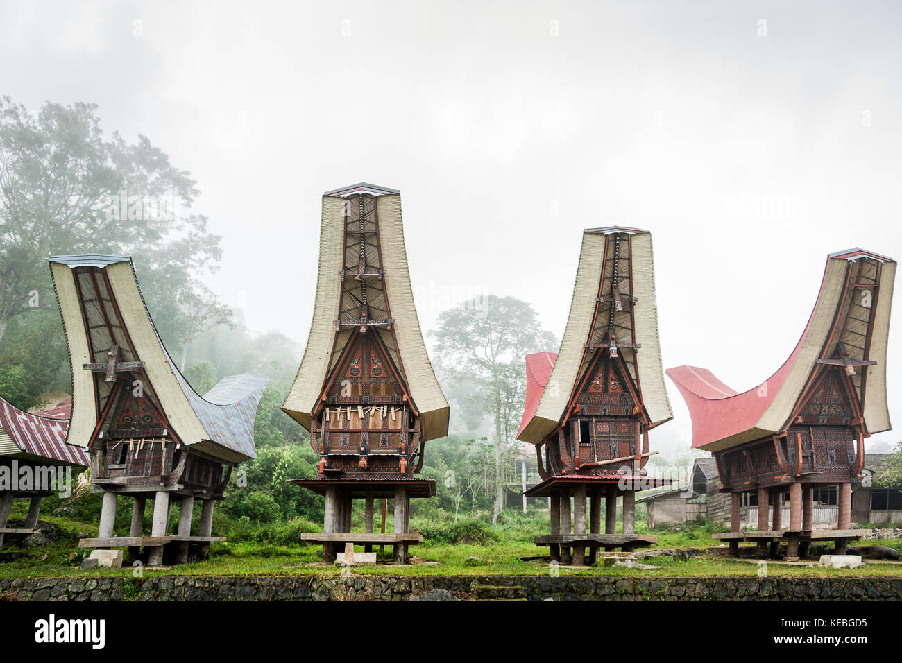 Highland mist con sólidas estructuras de almacenes de arroz en forma de toraja tongkonan. los edificios tradicionales de la cultura indígena de Tana Toraja Foto de stock