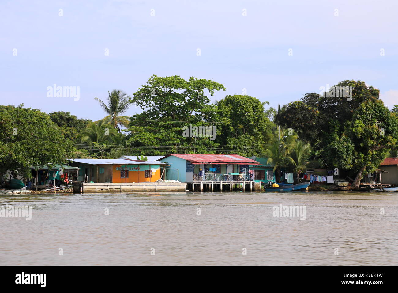 Bony Scott Tours, frente al mar, centro del pueblo de Tortuguero, provincia de Limón, Mar Caribe, Costa Rica, Centroamérica Foto de stock