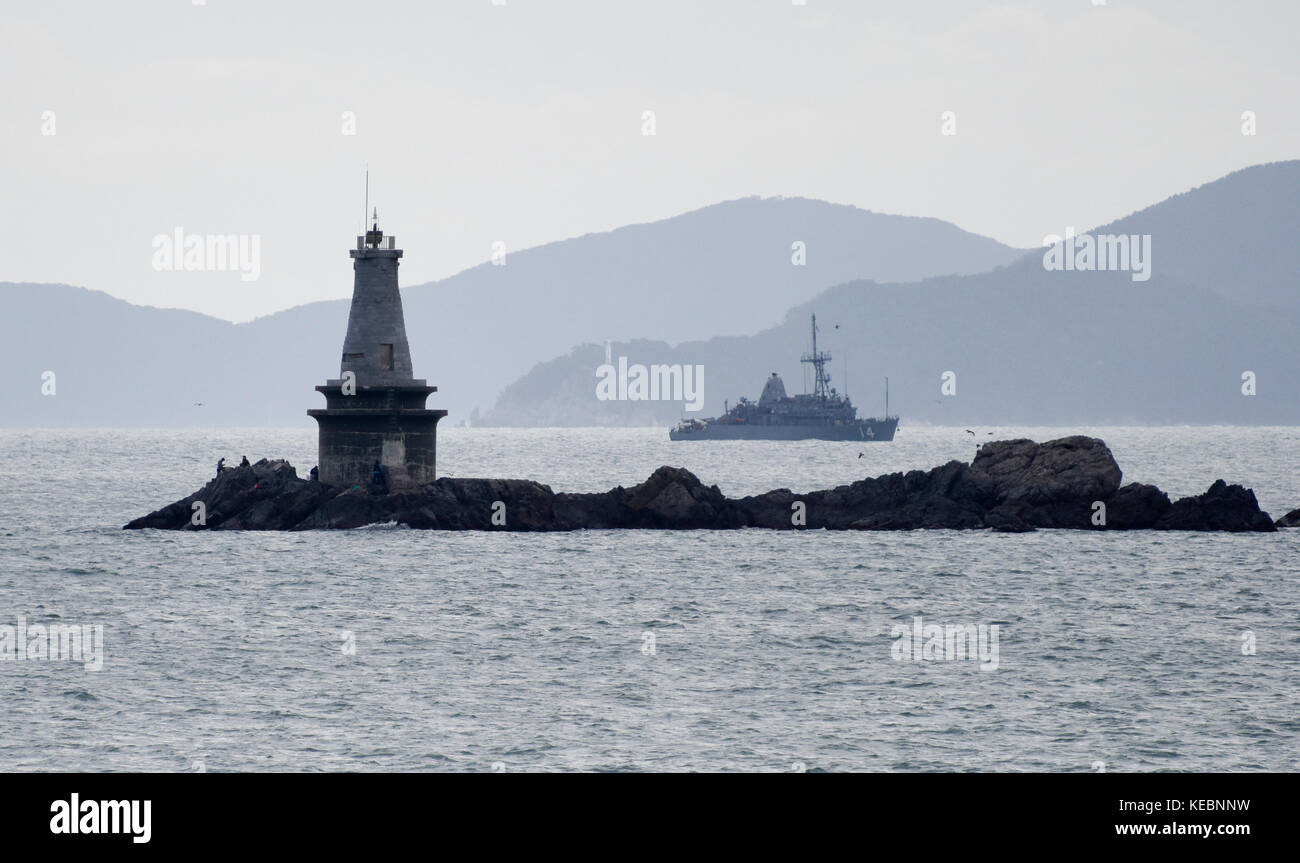 El Avenger clase contramedidas minas buque USS Jefe (14 mcm) viaja a través de las aguas cerca de la península de Corea Foto de stock