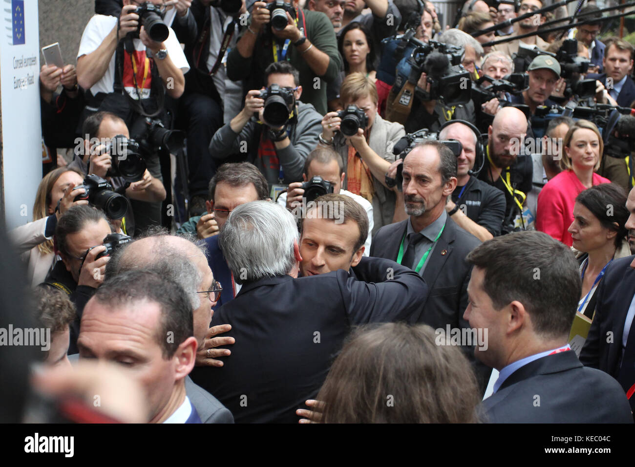 Bruselas, Bélgica. 19 de octubre de 2017. Emmanuel Macron Prsident de Francia y Jean-Claude Juncker Presidente del Cimmission Europeo se saludan mutuamente en el Consejo Europeo. Crédito: Leo Cavallo/Alamy Live News Foto de stock