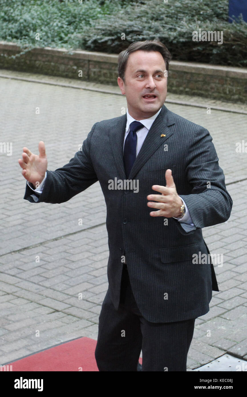 Bruselas, Bélgica. 19 de octubre de 2017. Llegada y puerta de entrada del primer Ministro de Luxemburgo, Xavier Bettel, en el Consejo Europeo. Crédito: Leo Cavallo/Alamy Live News Foto de stock