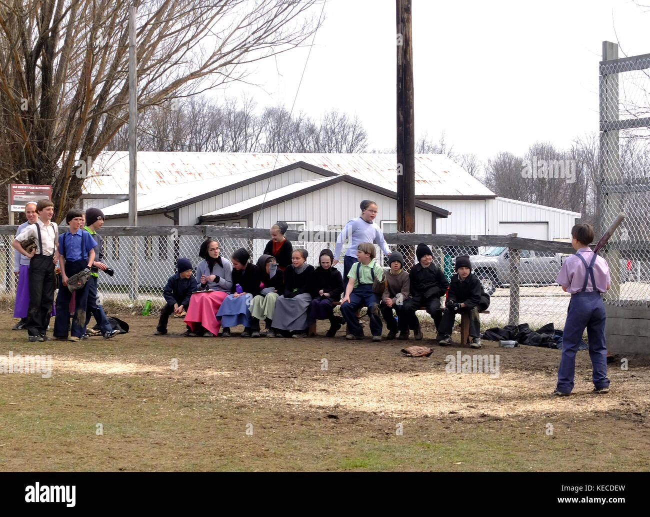 Los niños de la escuela Amish jugando béisbol en la escuela en el país amish, Ohio Foto de stock