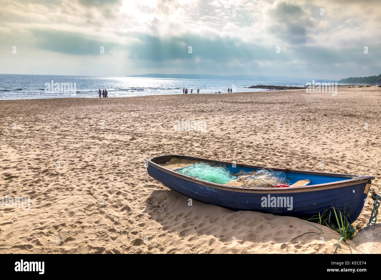 Un bote de remos en la playa de Bournemouth Foto de stock