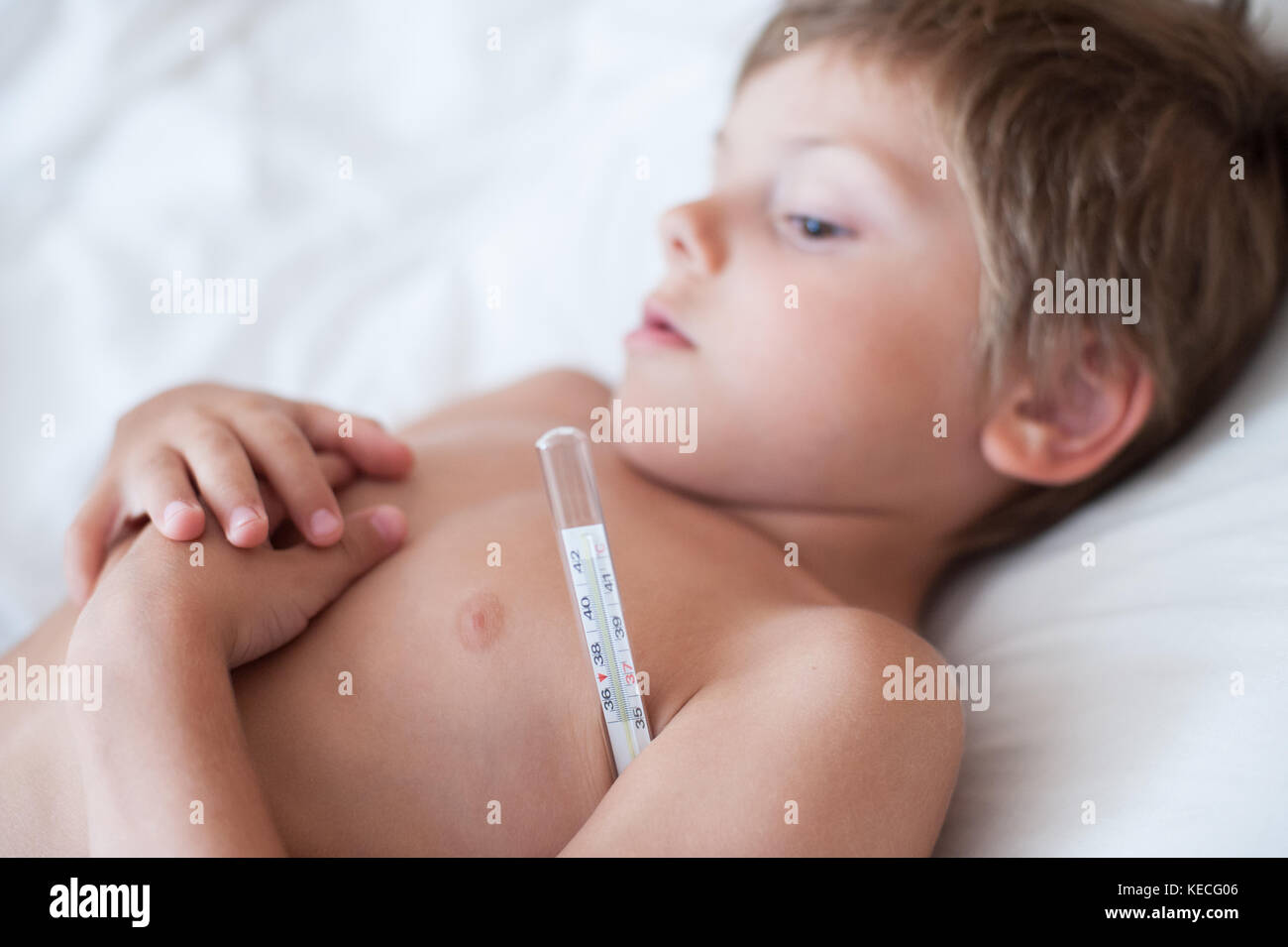 Mentir chico caucásicos con termómetro de mercurio axilas Fotografía de  stock - Alamy