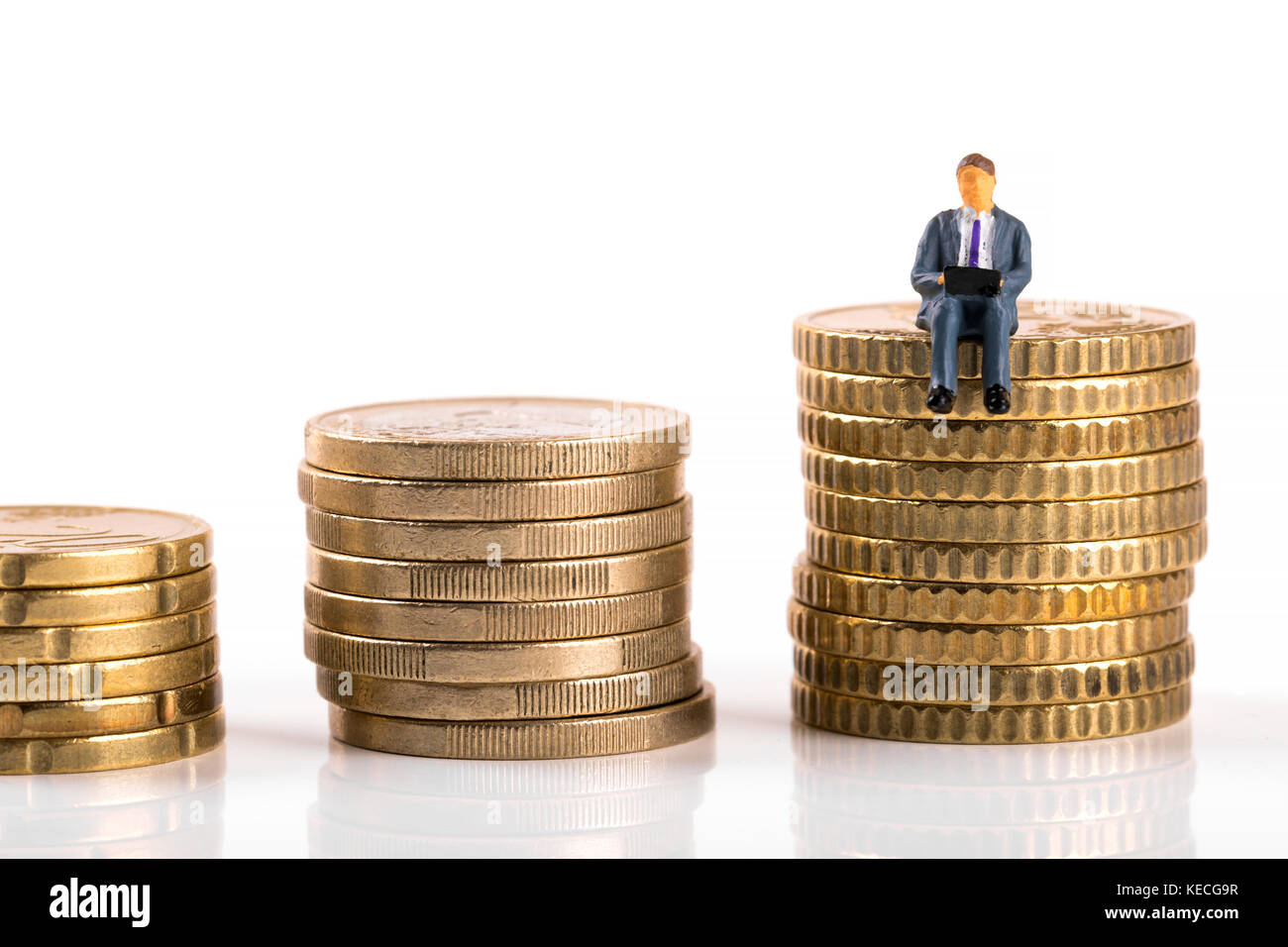 Concepto de crecimiento empresarial - empresario sentado en su beneficio Foto de stock