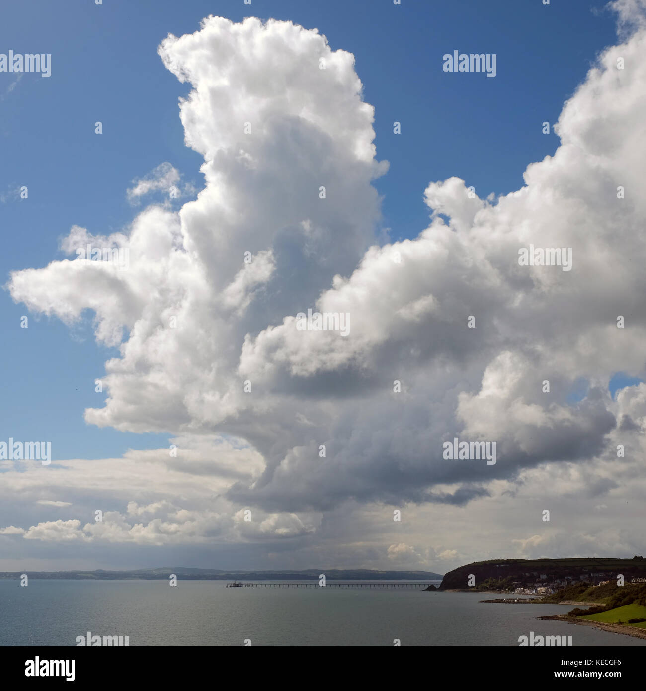 Gran nube sobre Whitehead, Condado de Antrim Foto de stock