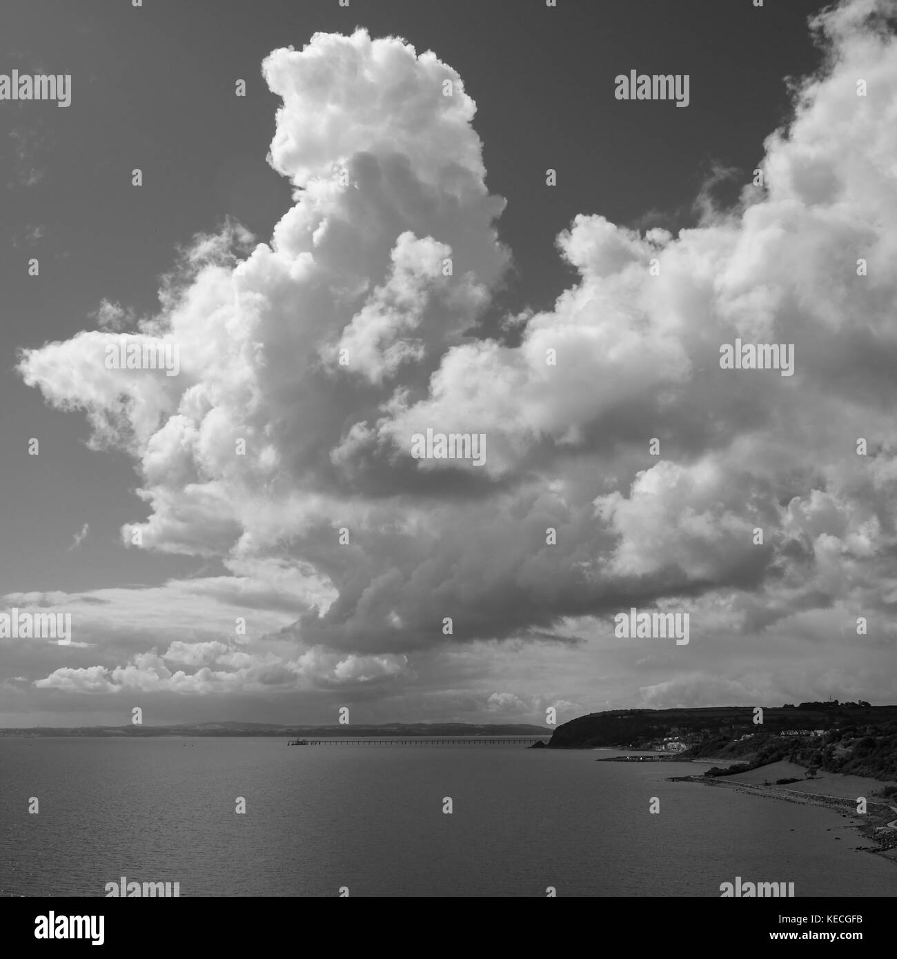 Gran nube sobre Whitehead, Condado de Antrim Foto de stock