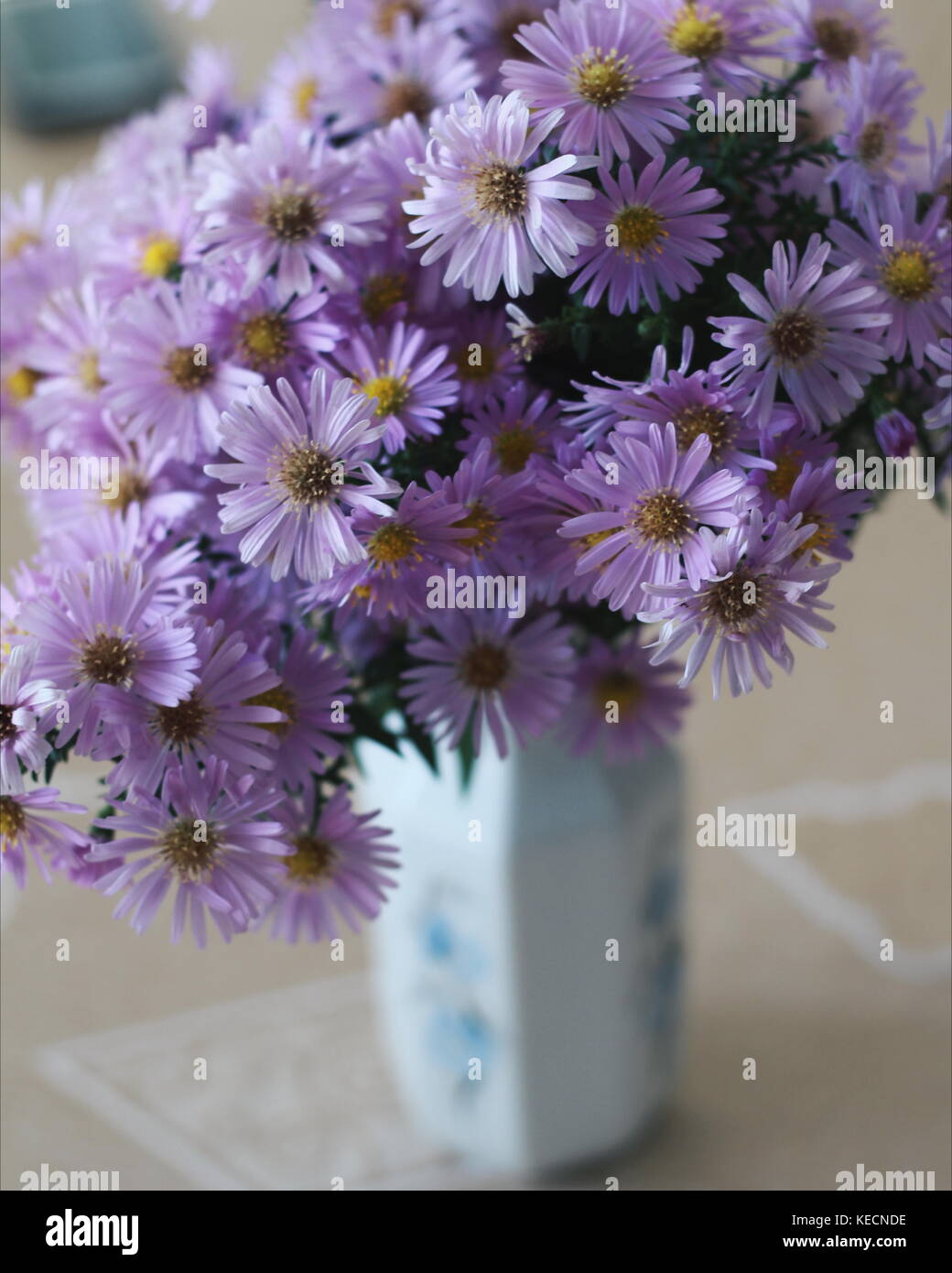 Jardín de flores en el jarrón sobre la mesa, fresco del jardín. Foto de stock