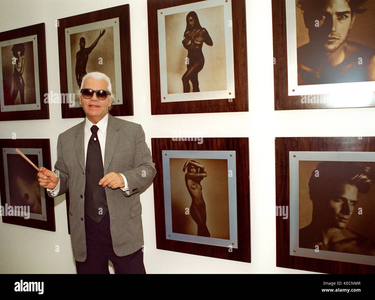 Diseñador de moda y fotógrafo alemán Karl Lagerfeld en la inauguración de  su exposición "parti pris" (opinión preconcebida) arte El Museo de Arte de  Bonn (North Rhine Westphalia, Alemania) el 9 de