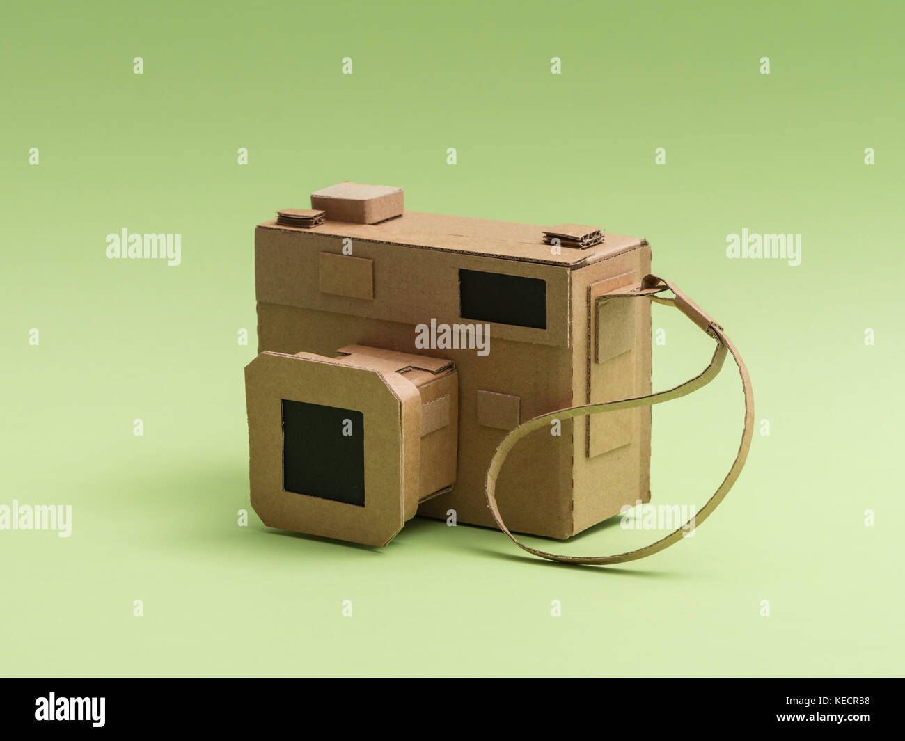 Creative cámara artesanales hechos de cartón reciclado, manualidades y  creatividad concepto Fotografía de stock - Alamy