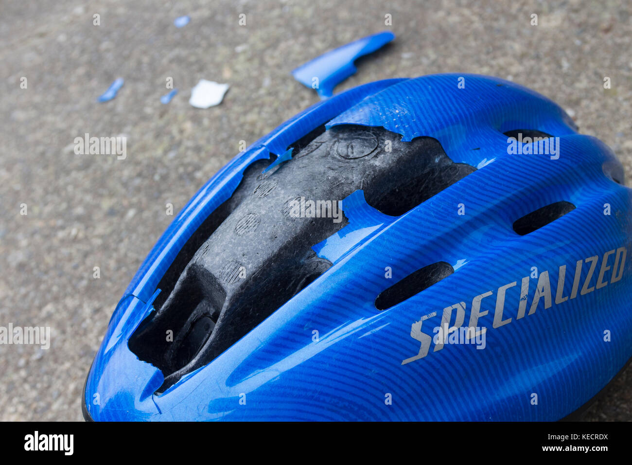 Impacto ha dañado el casco de ciclismo Foto de stock