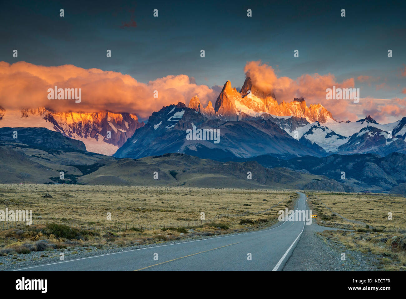 Cerro Fitz Roy rango al amanecer, Cordillera de Los Andes, el Parque Nacional Los Glaciares, camino a El Chaltén, Patagonia, Argentina Foto de stock