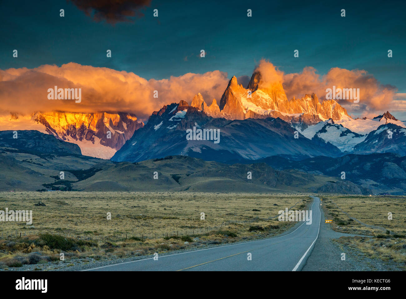 Cerro Fitz Roy rango al amanecer, Cordillera de Los Andes, el Parque Nacional Los Glaciares, camino a El Chaltén, Patagonia, Argentina Foto de stock