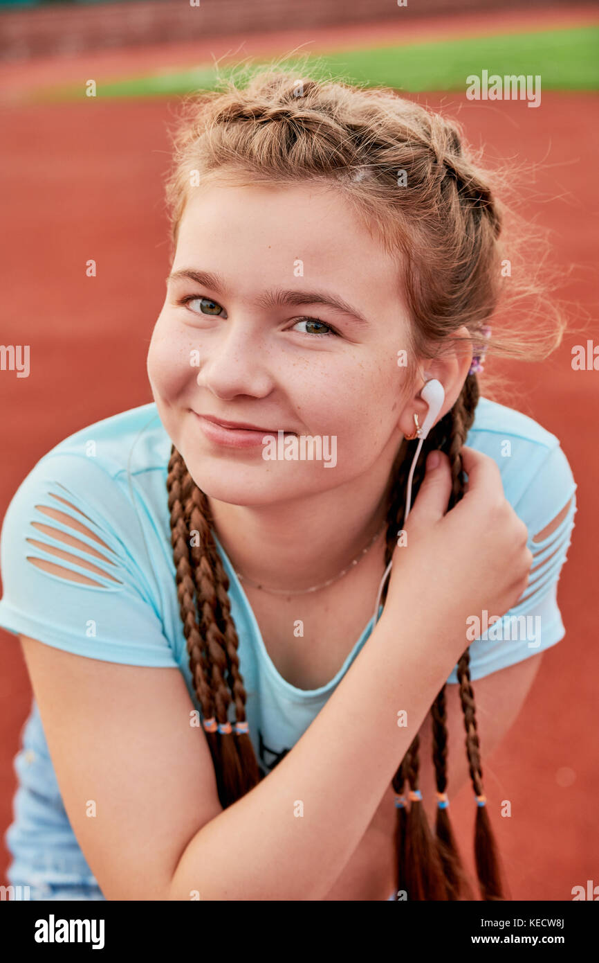 Un joven joven brillante ama los deportes. closeup retrato de una adolescente. Foto de stock