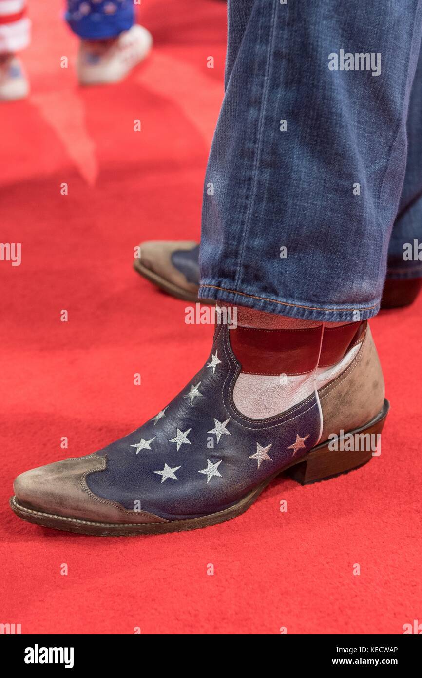 Un gop delegado de Texas bandera americana lleva botas vaqueras durante la  convención nacional republicana, 20 de julio de 2016 en Cleveland, Ohio  Fotografía de stock - Alamy
