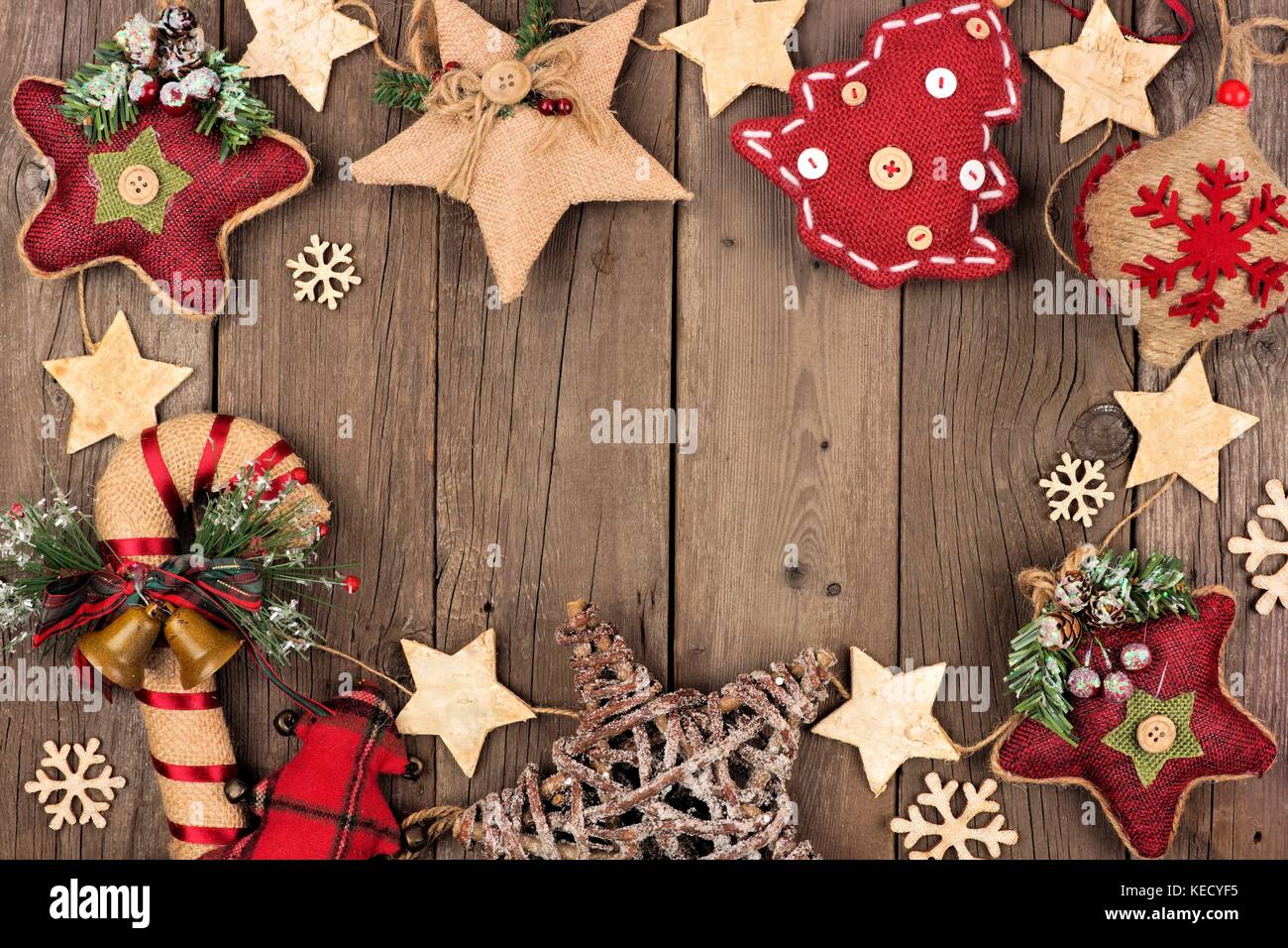 Bastidor de navidad rústica con arpillera y adornos de tela sobre un fondo  de madera envejecida Fotografía de stock - Alamy