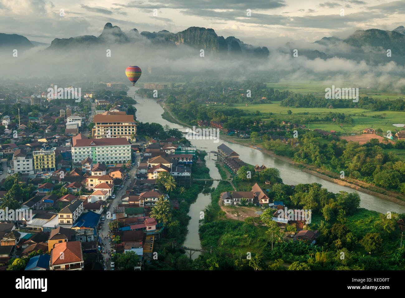 Por la mañana vista de Vang Vieng, norte de Laos. Foto de stock