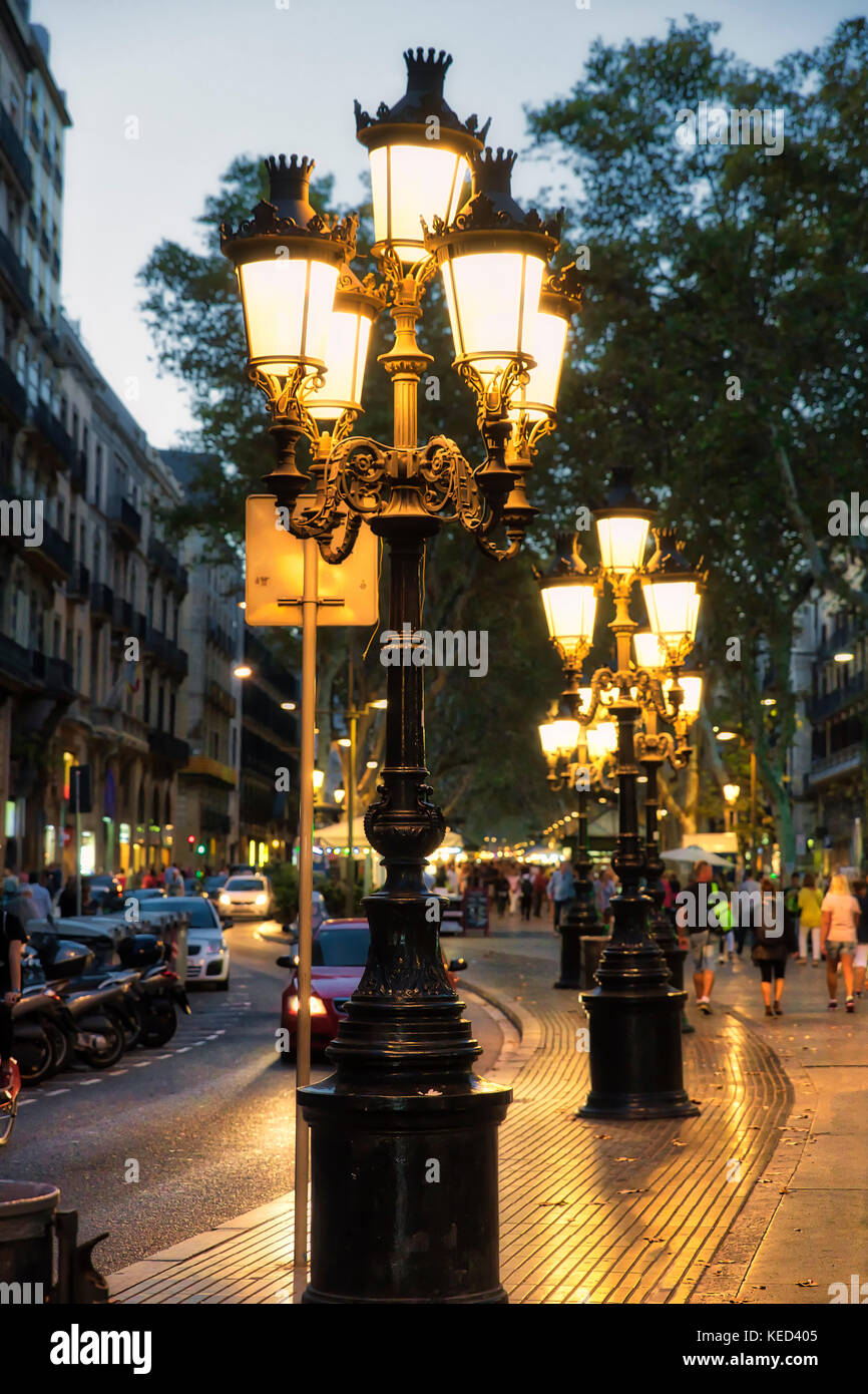 Ornamentadas lámparas de calle peatonal adornan Las Ramblas, Barcelona, España. Foto de stock
