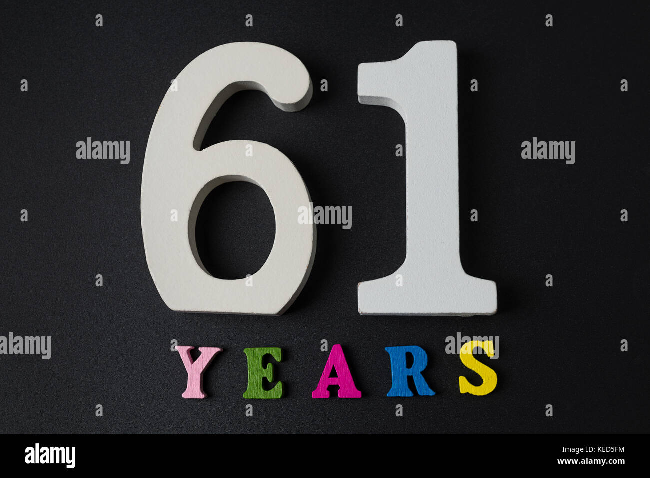 Las letras y los números (de sesenta y uno en negro antecedentes aislados  Fotografía de stock - Alamy