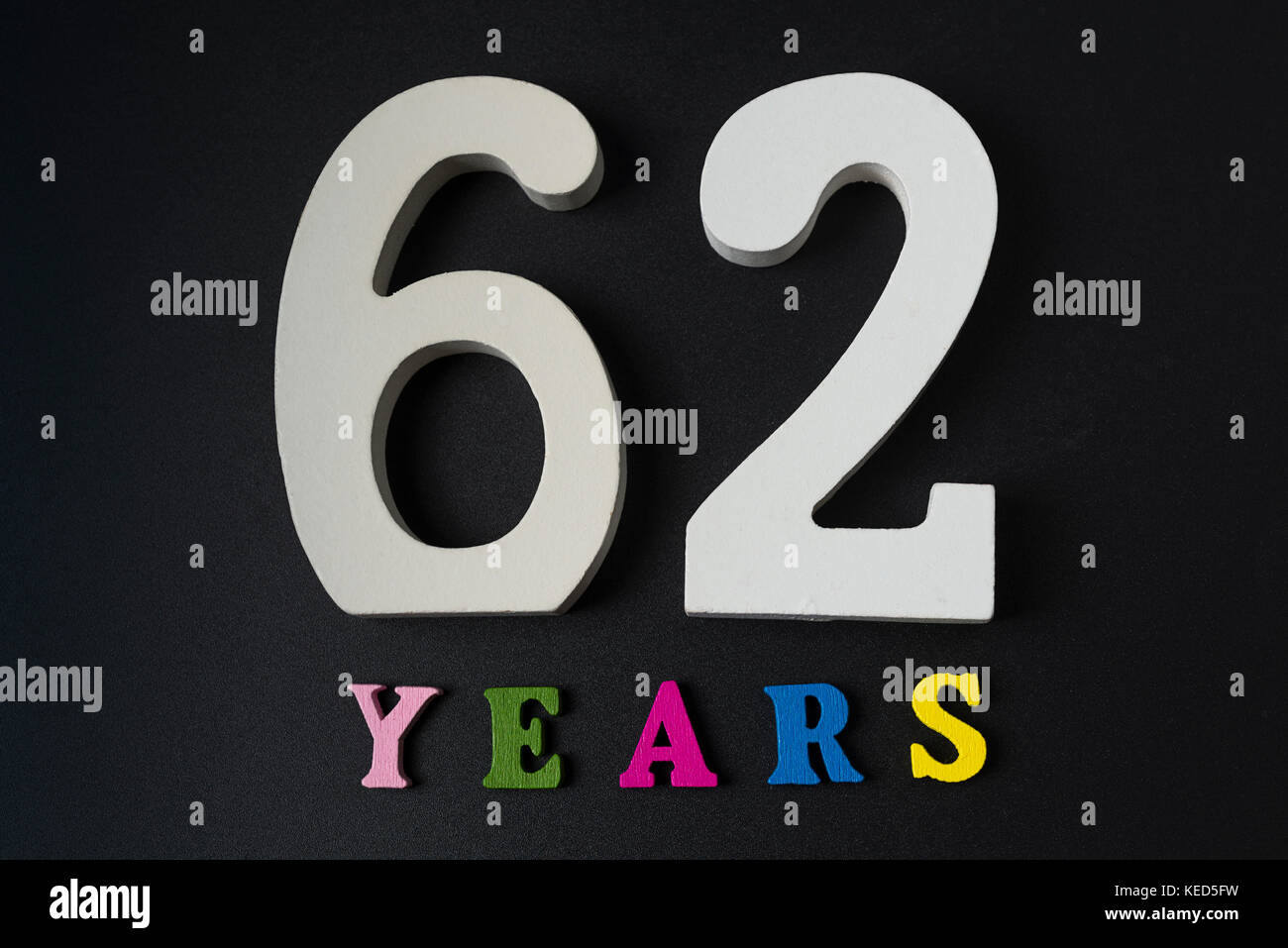 Las letras y los números (de sesenta y dos en un aislado negro de fondo