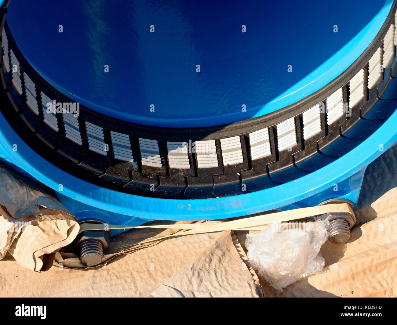 Detalle del sistema de sellado en el conjunto de ejes múltiples estados. Nuevas piezas de repuesto para la reparación de la tubería en el forro de papel. Beba agua canalización. Foto de stock